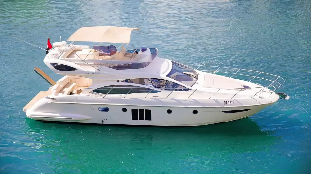 Аренда моторной яхты Azimut 48 в Дубай - в марине